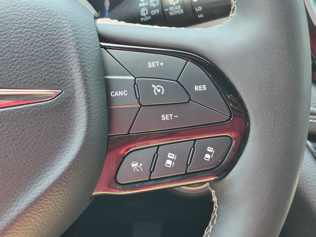 Used 2025 Chrysler Pacifica Limited FWD image 20