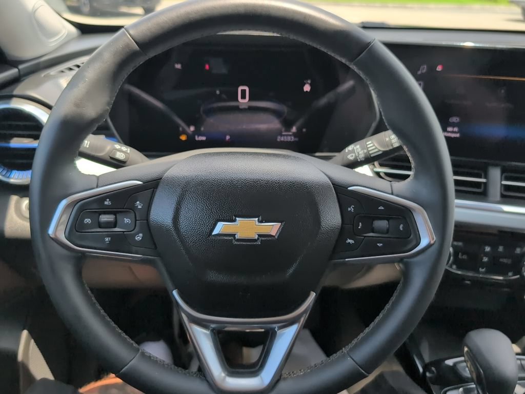 Used 2024 Chevrolet Trax LT w/ Sunroof Package FWD image 16