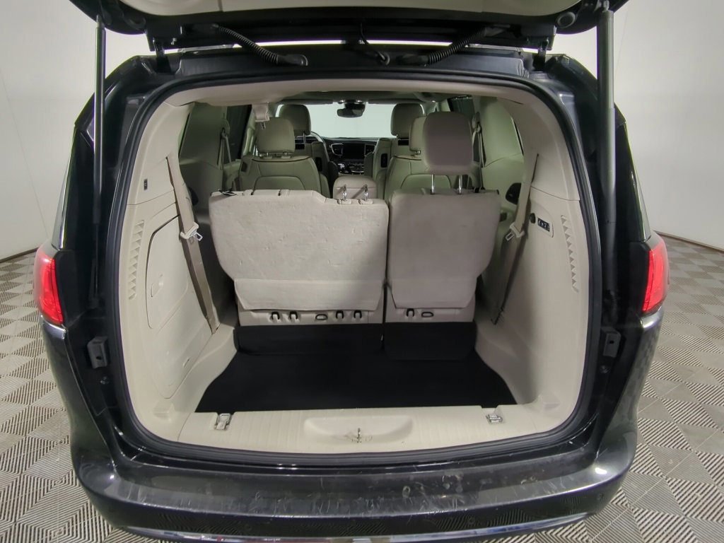 Used 2017 Chrysler Pacifica Limited image 9
