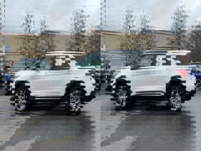 Certified 2025 Ford Explorer Active w/ Active Comfort Package image 2