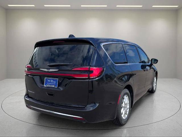 Used 2023 Chrysler Pacifica Touring-L FWD image 4