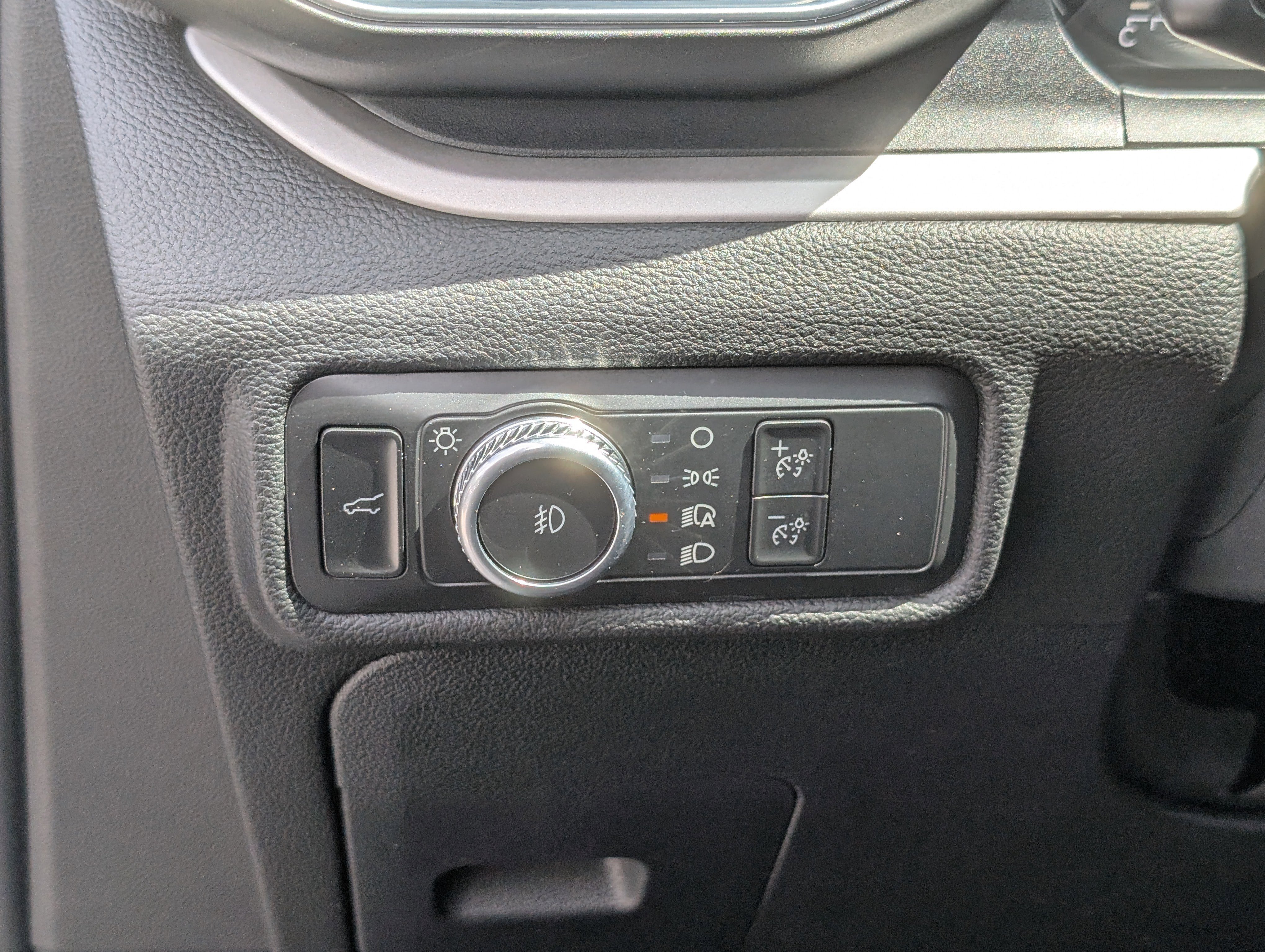 Certified 2022 Ford Explorer XLT w/ Equipment Group 202A image 25