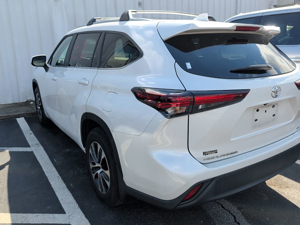 Used 2024 Toyota Highlander XLE image 2