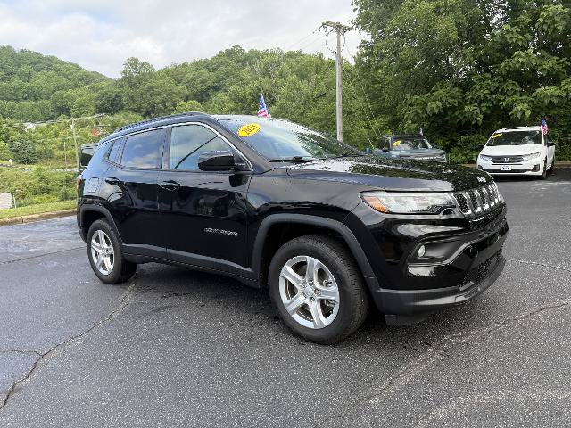 Used 2023 Jeep Compass Latitude w/ Convenience Group AWD/4WD image 3