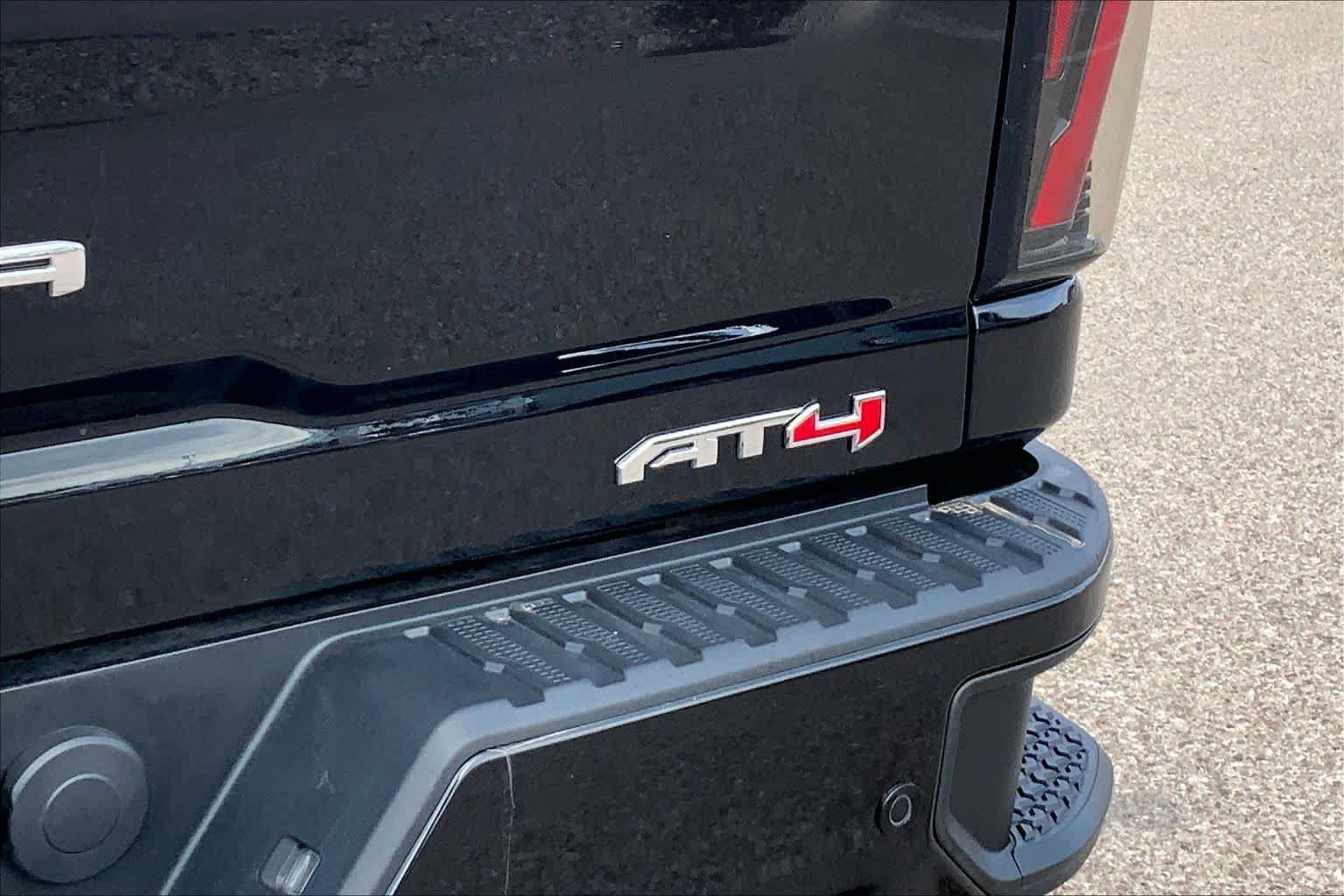 Used 2024 GMC Sierra 2500 AT4 w/ AT4 Premium Plus Package AWD/4WD image 10