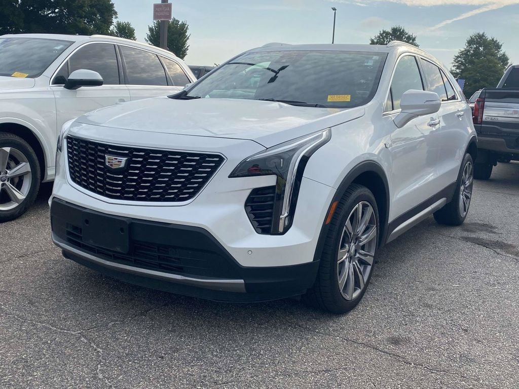 Used 2023 Cadillac XT4 Premium Luxury w/ Technology Package FWD image 3