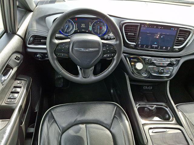 Used 2025 Chrysler Pacifica Limited image 12