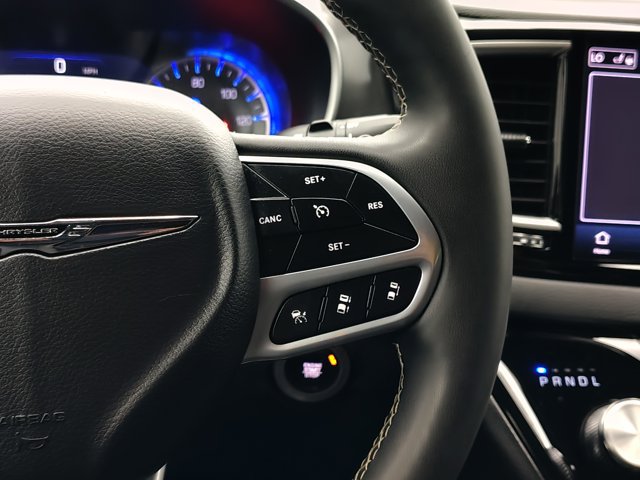 Used 2025 Chrysler Pacifica Select FWD image 36
