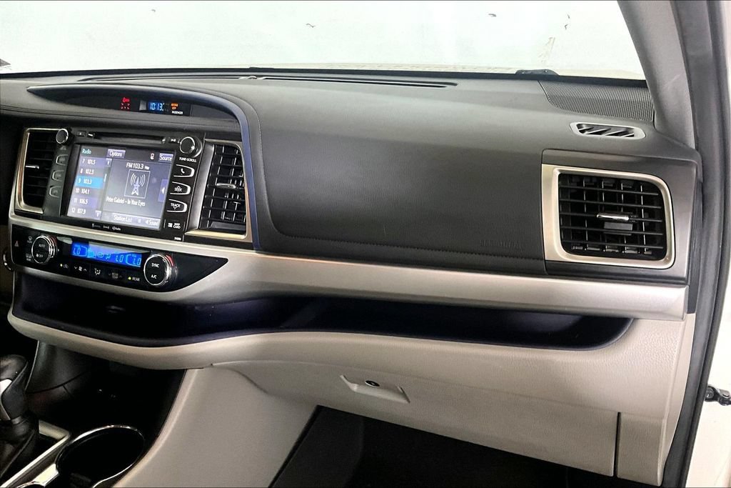 Used 2019 Toyota Highlander XLE FWD image 12