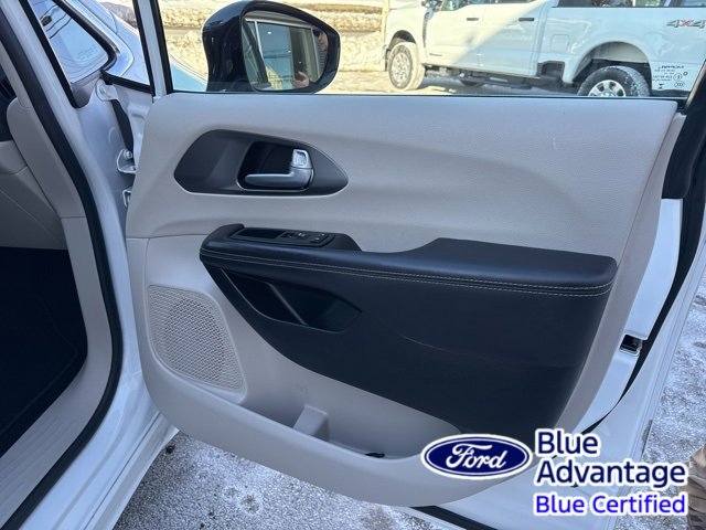 Used 2024 Chrysler Pacifica Touring-L image 30