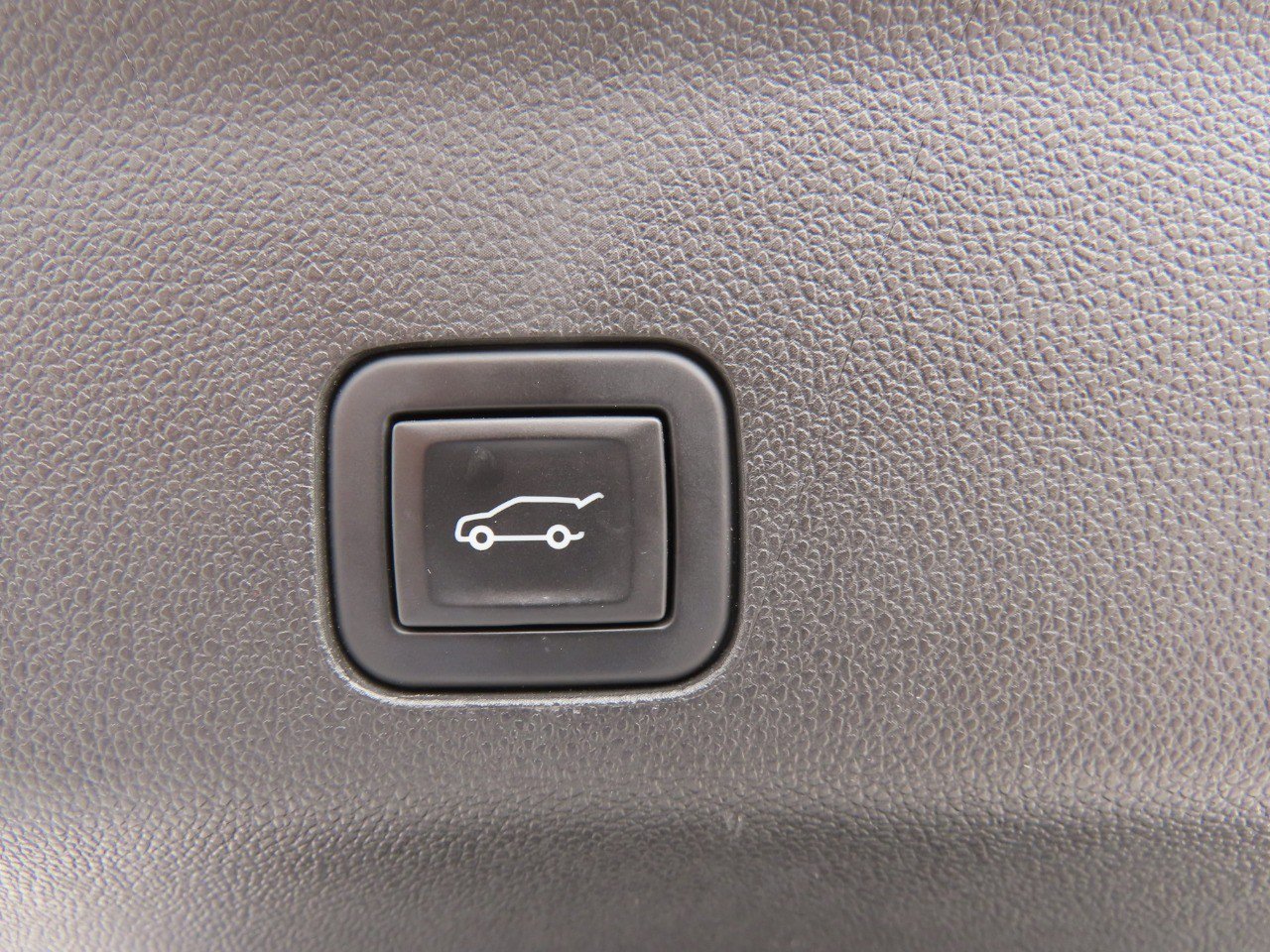 Used 2023 GMC Yukon XL Denali Ultimate AWD/4WD image 13