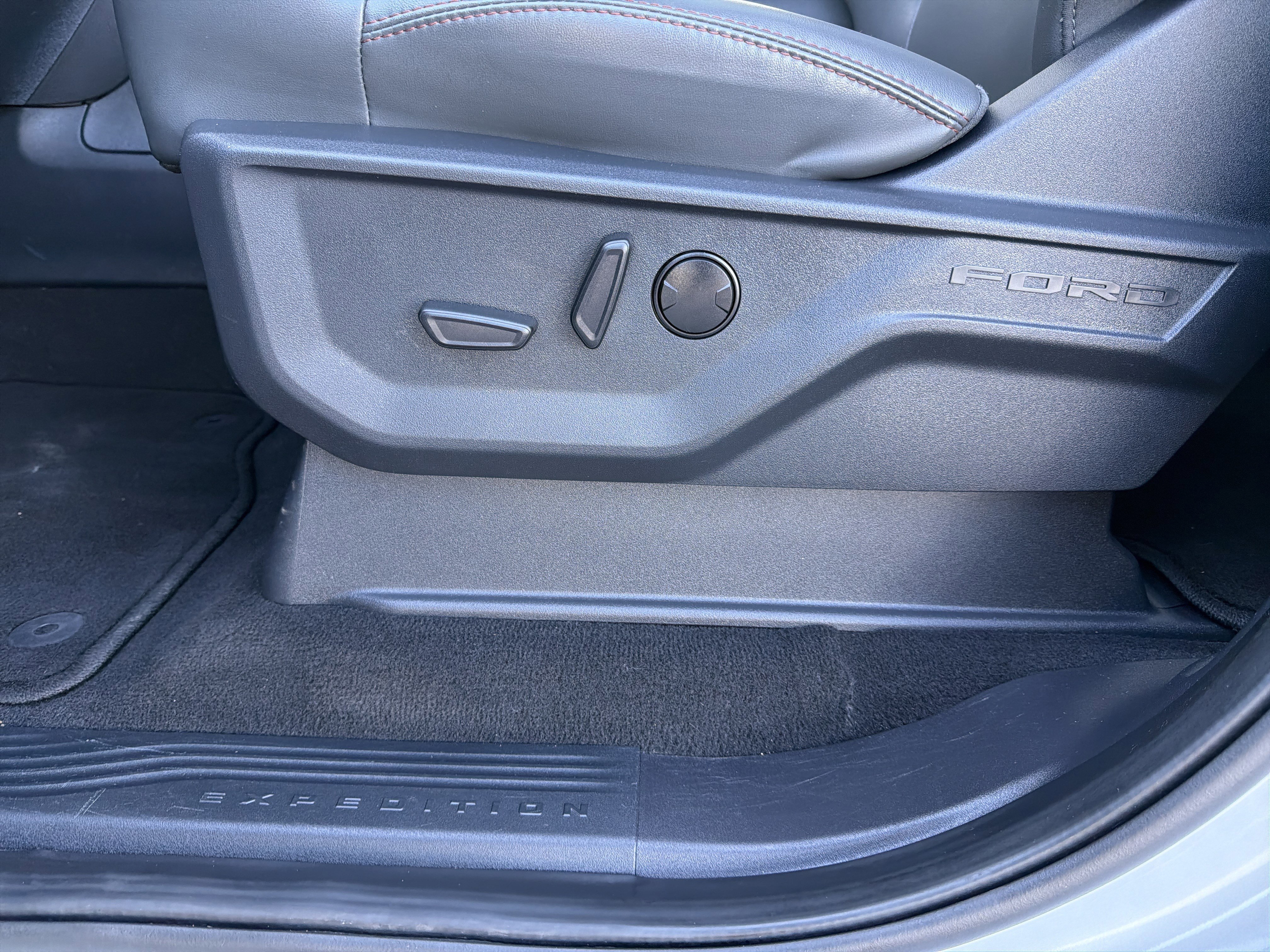 Certified 2025 Ford Expedition Active image 30