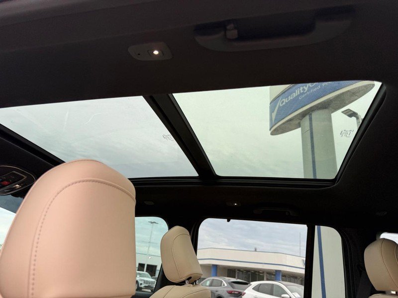 Used 2025 Jeep Grand Cherokee Limited w/ Luxury Tech Group II AWD/4WD image 11