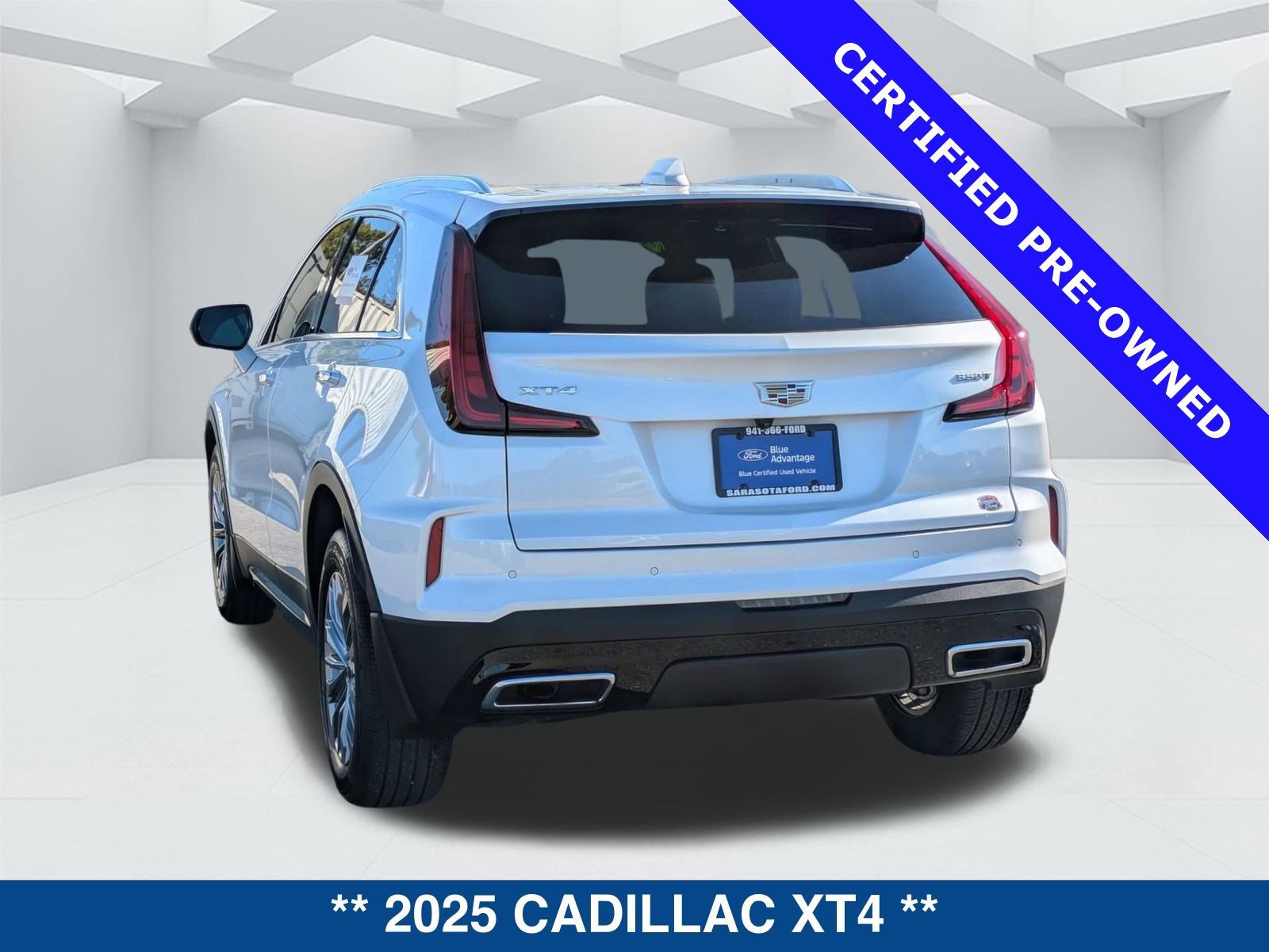 Used 2025 Cadillac XT4 Premium Luxury image 2