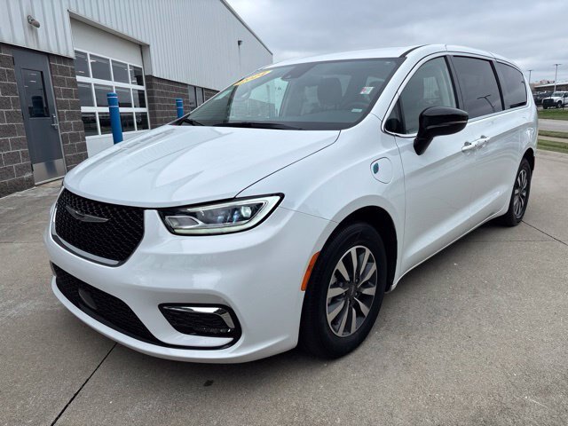 Used 2024 Chrysler Pacifica Limited FWD image 3