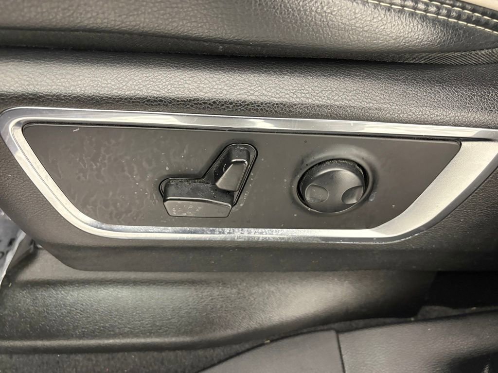 Used 2025 RAM 1500 Laramie AWD/4WD image 15