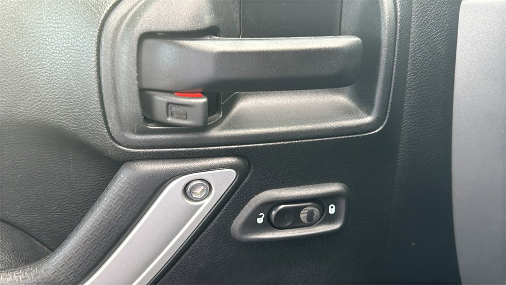 Used 2018 Jeep Wrangler Unlimited Rubicon w/ Connectivity Group image 19