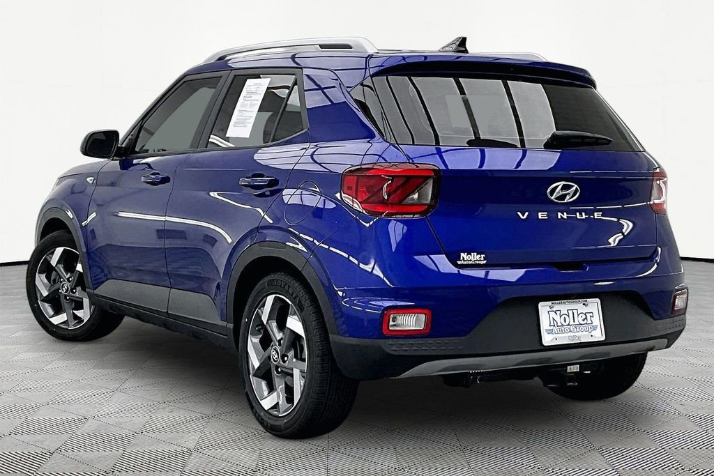 Used 2022 Hyundai Venue SEL FWD image 2