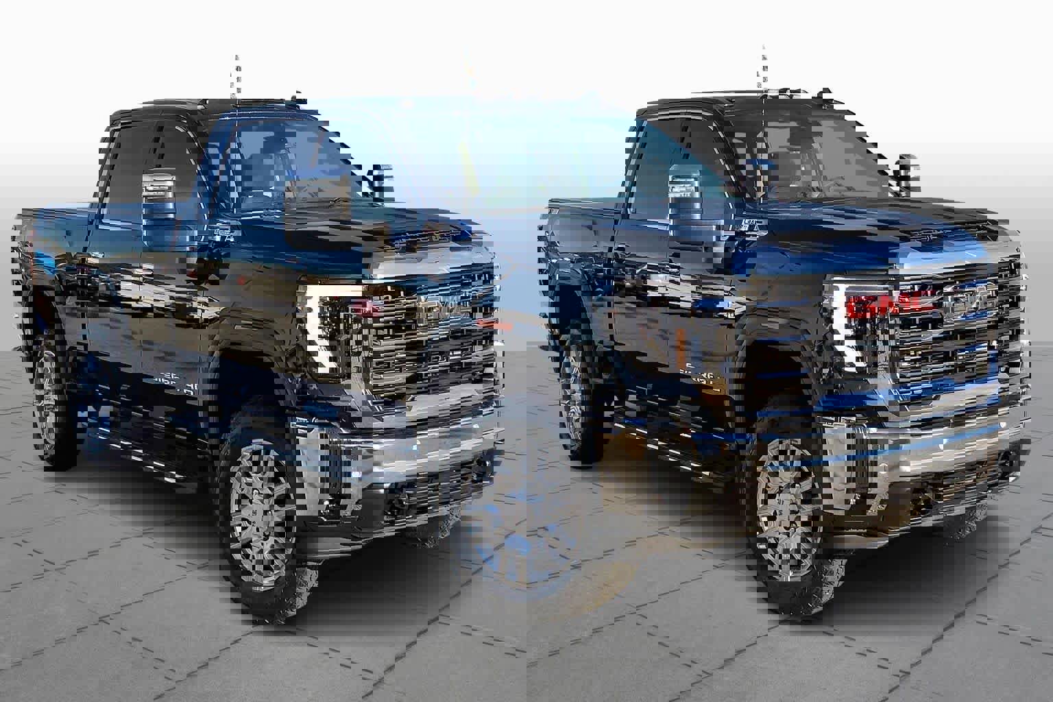 Used 2024 GMC Sierra 2500 SLT w/ SLT Premium Package image 3