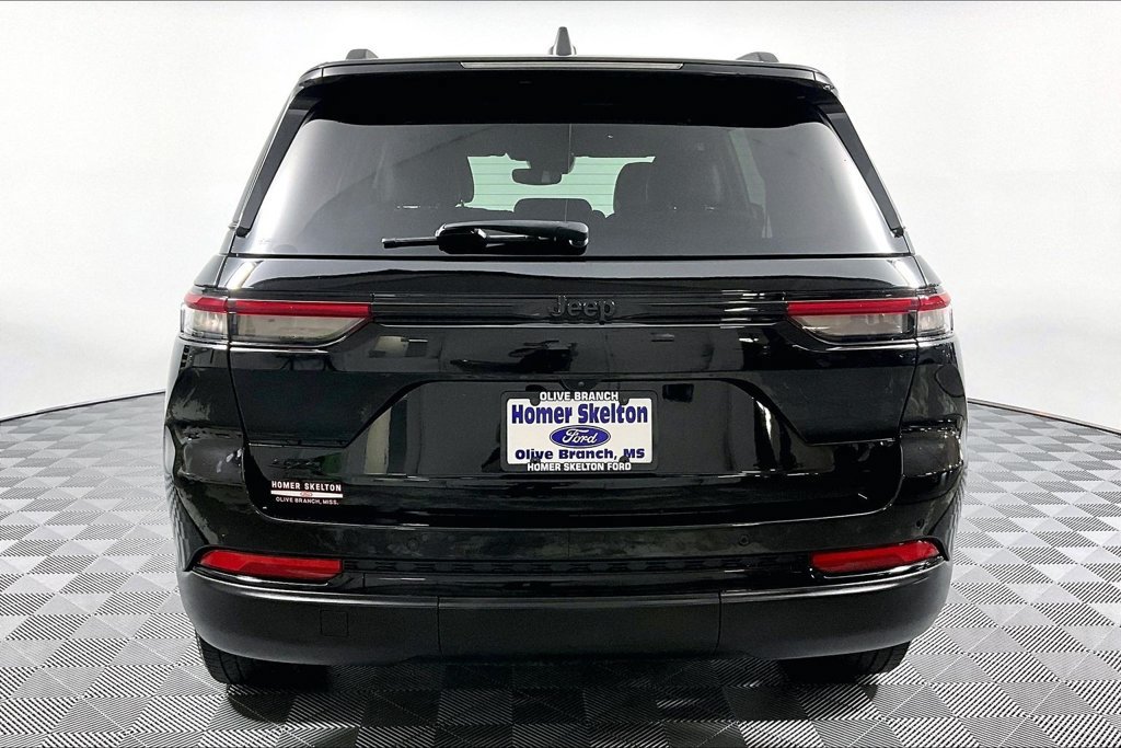 Used 2023 Jeep Grand Cherokee Altitude AWD/4WD image 4