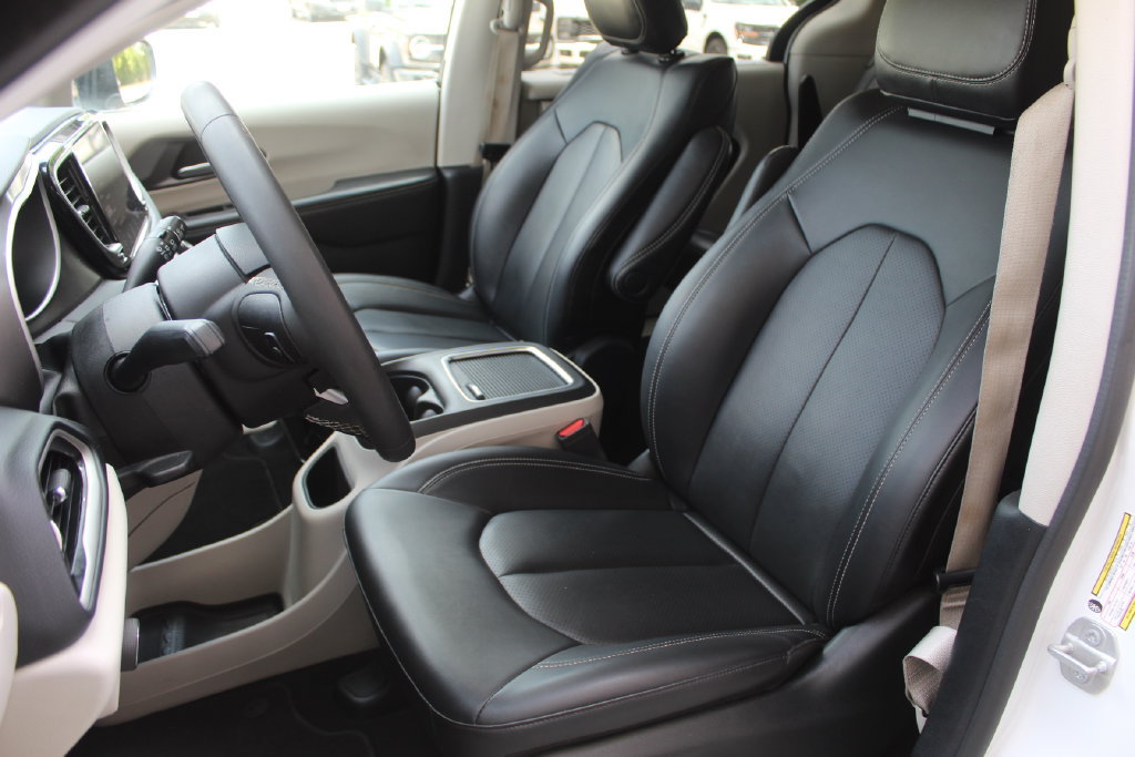 Used 2024 Chrysler Pacifica Touring-L FWD image 31