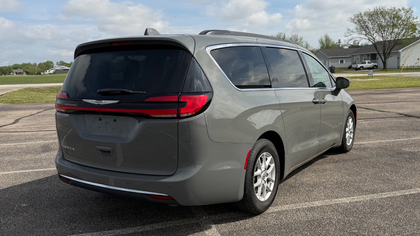 Used 2022 Chrysler Pacifica Touring-L FWD image 3