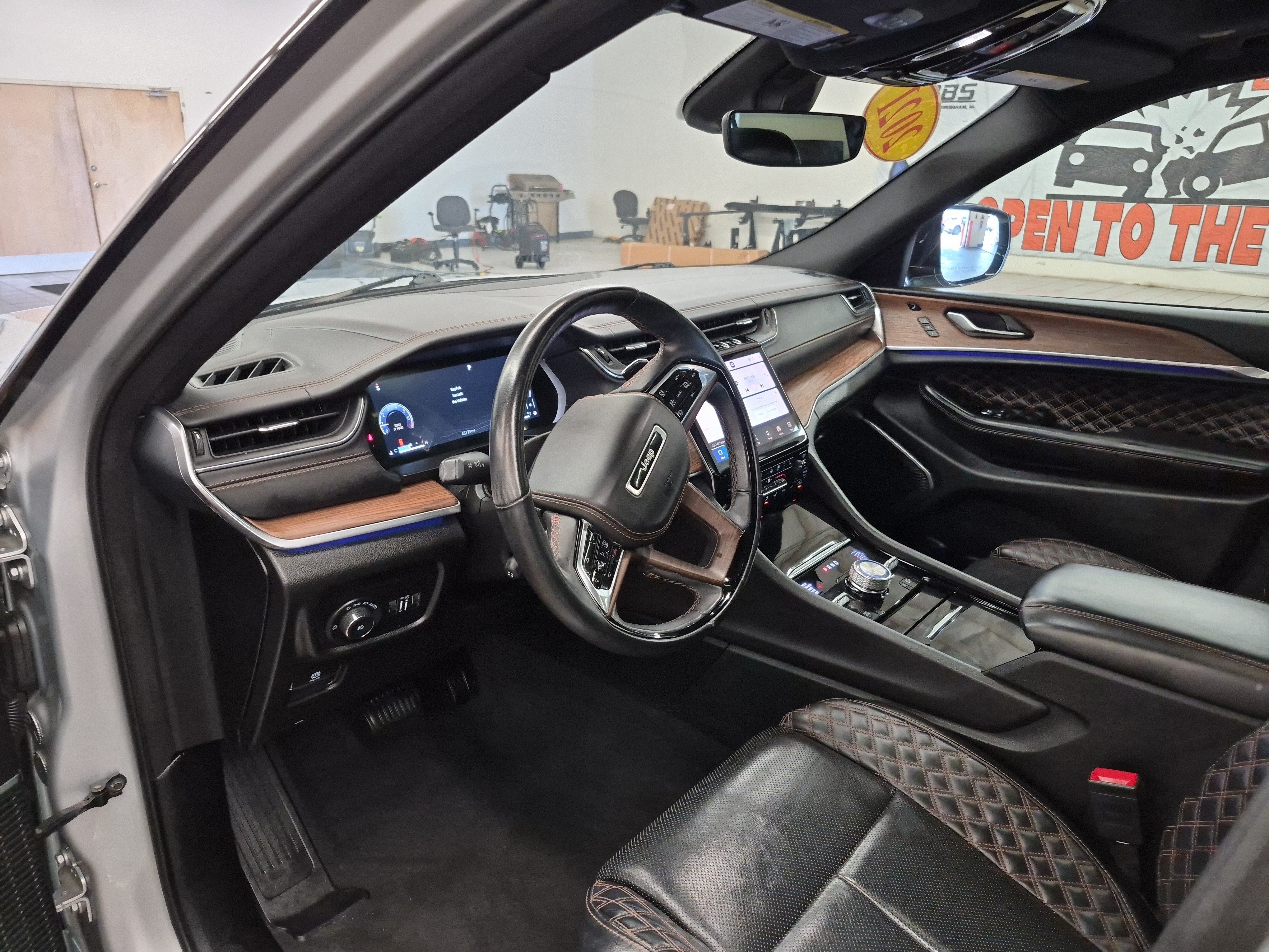 Used 2021 Jeep Grand Cherokee L Summit w/ Luxury Tech Group V AWD/4WD image 15