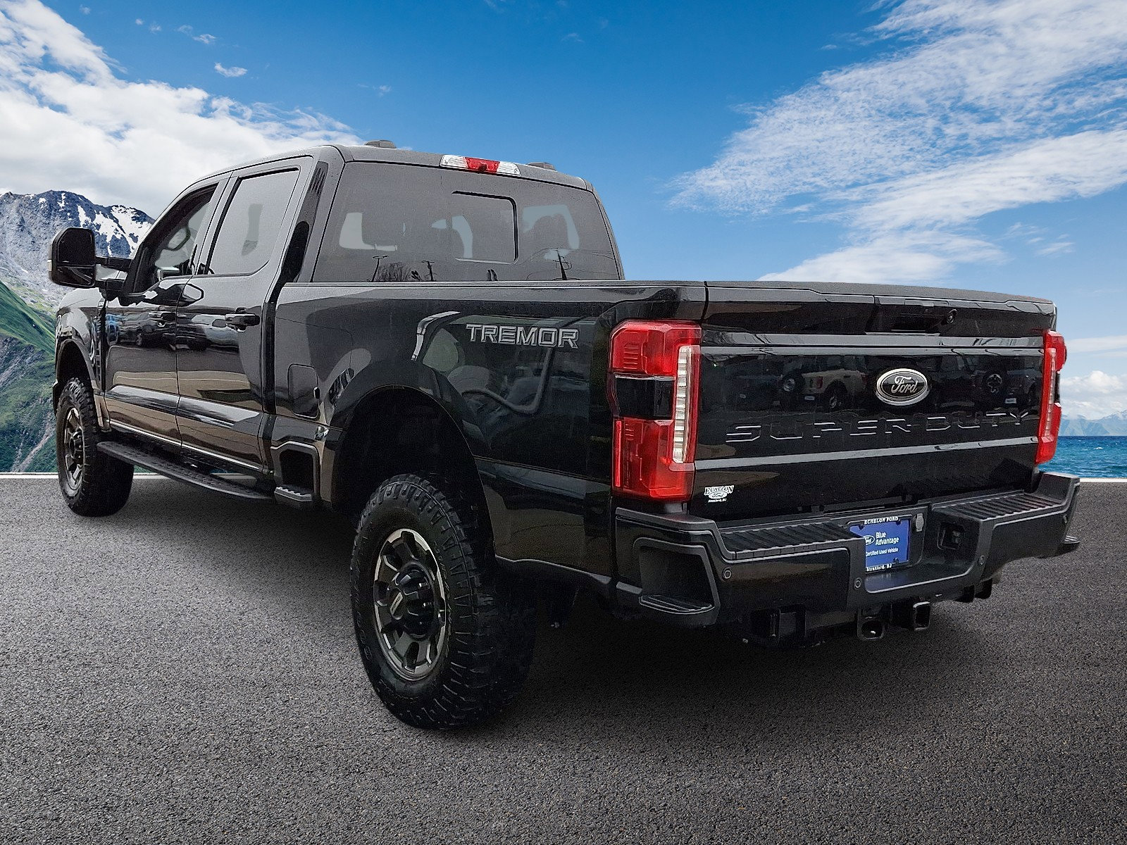 Certified 2023 Ford F250 XLT w/ Black Appearance Package image 4