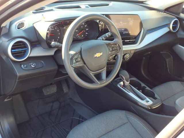 Used 2024 Chevrolet Trax LS w/ LS Convenience Package FWD image 17