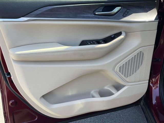 Used 2023 Jeep Grand Cherokee Limited w/ Black Appearance Package image 24