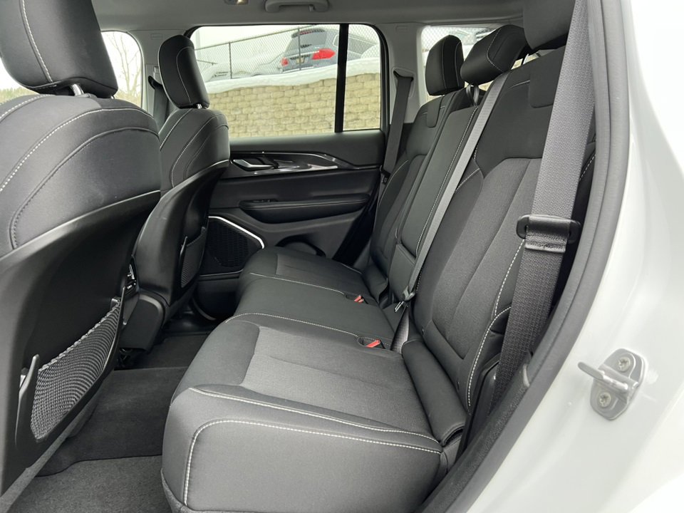 Used 2022 Jeep Grand Cherokee Laredo w/ Luxury Tech Group I image 4