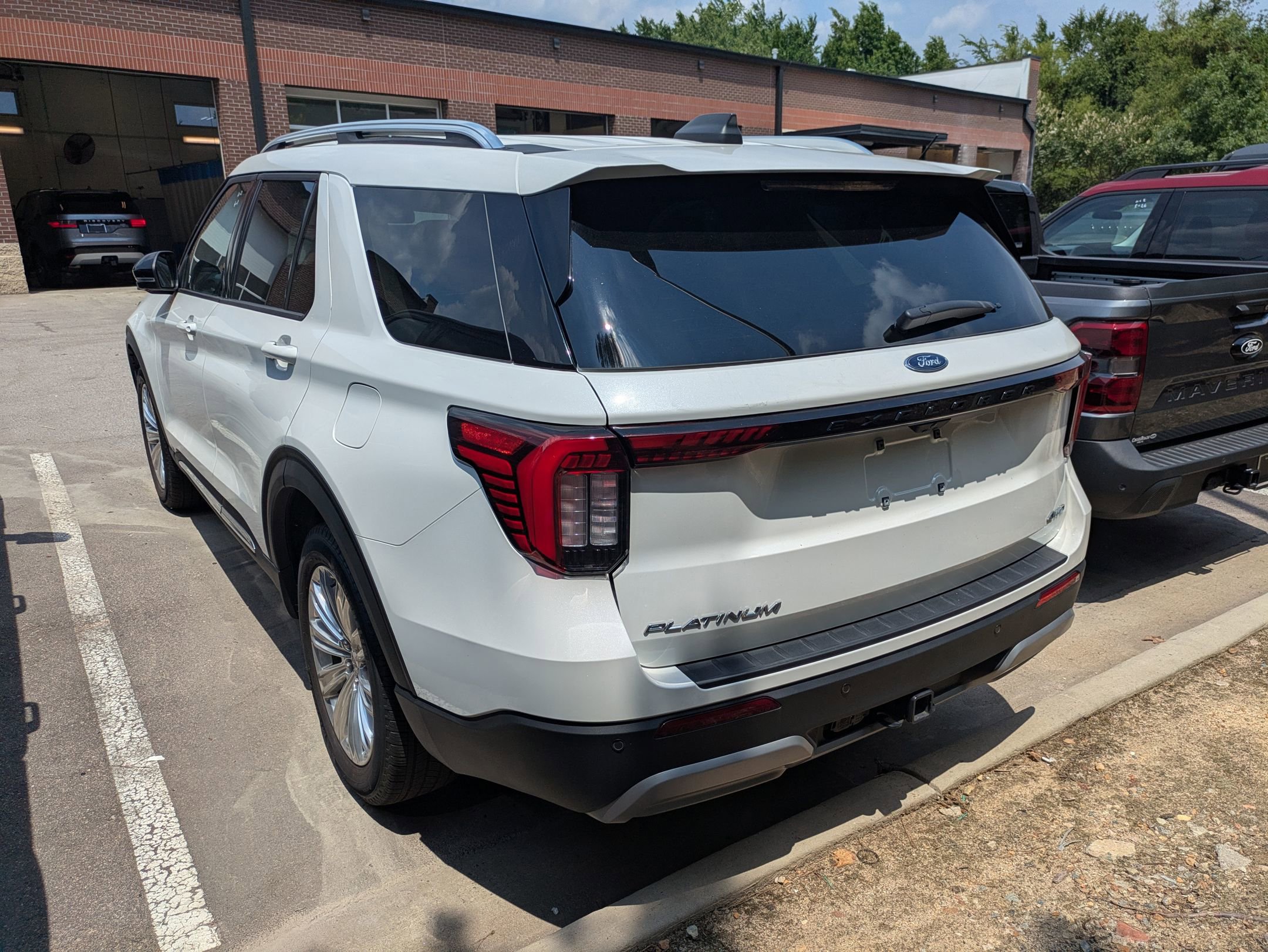 Certified 2025 Ford Explorer Platinum w/ LUX Leather Package AWD/4WD image 4