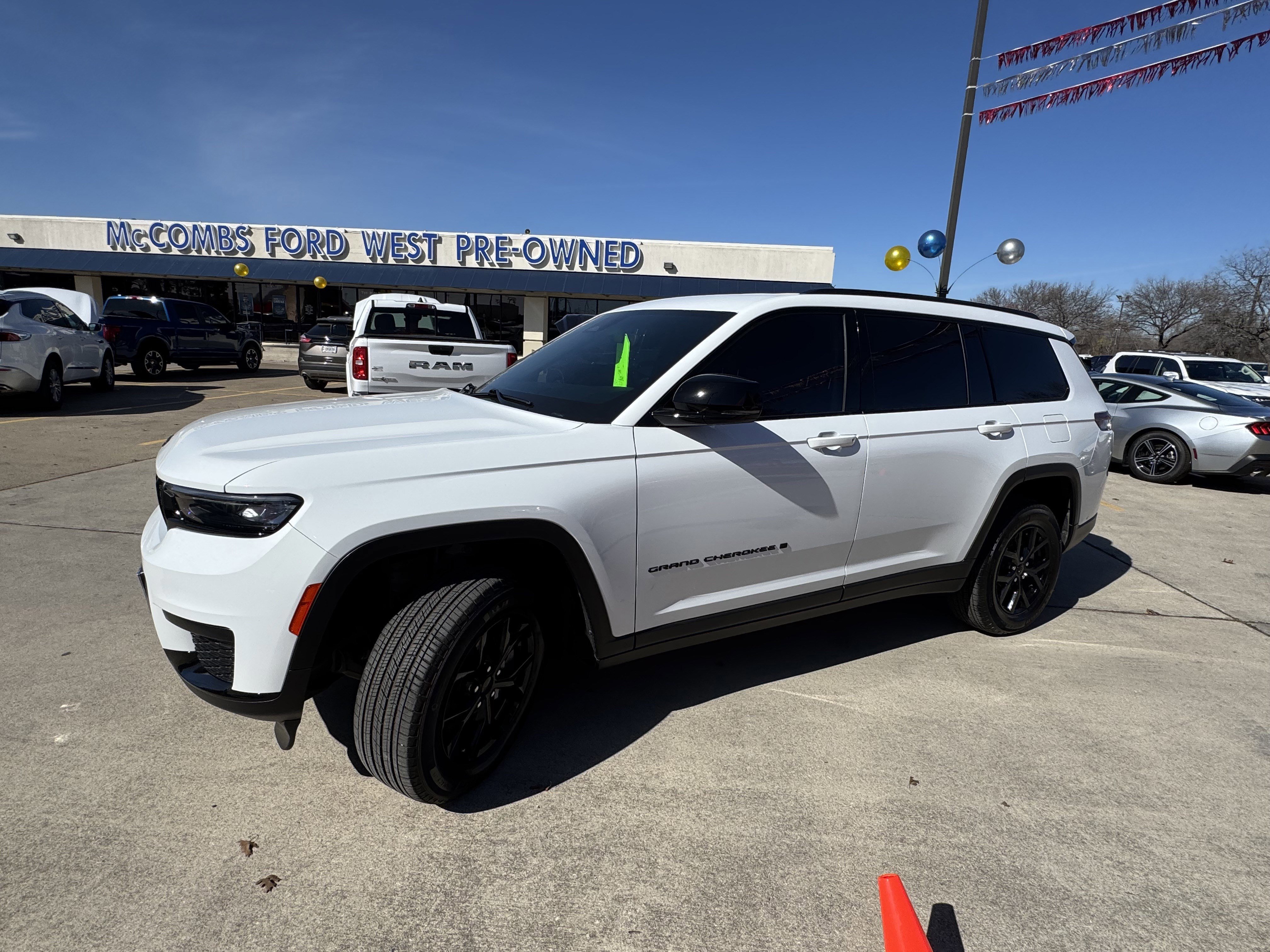Used 2025 Jeep Grand Cherokee L Laredo image 8