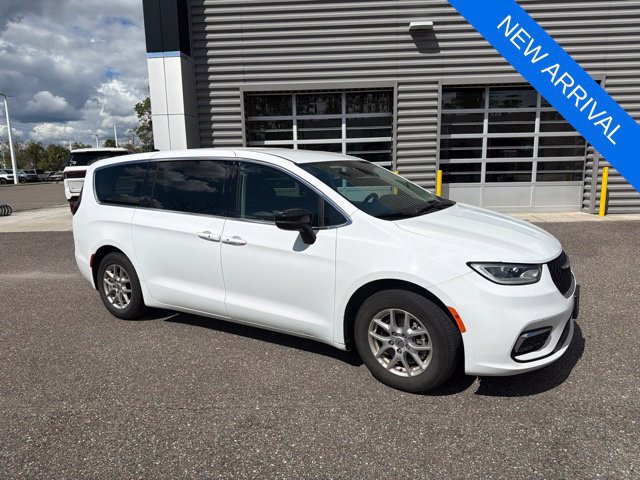 Used 2024 Chrysler Pacifica Touring-L FWD image 1