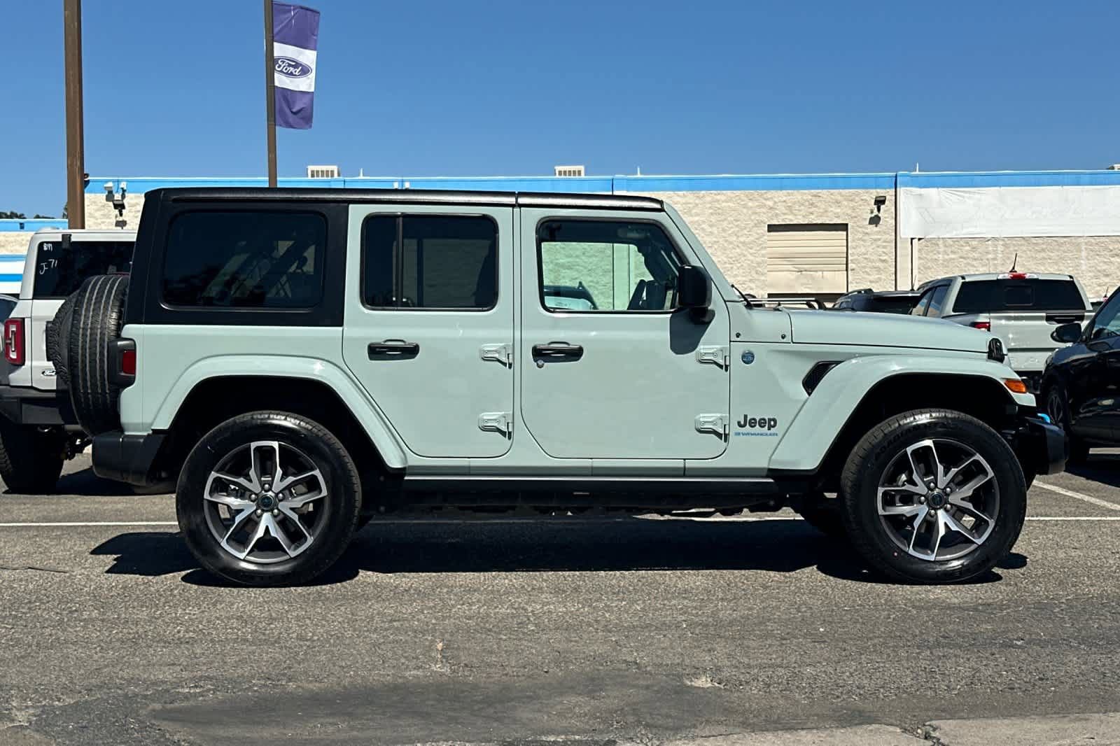 Used 2024 Jeep Wrangler Unlimited AWD/4WD image 8