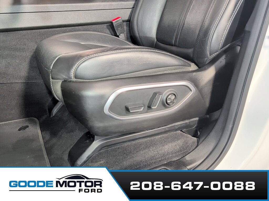 Used 2024 Jeep Wagoneer L Series II AWD/4WD image 11