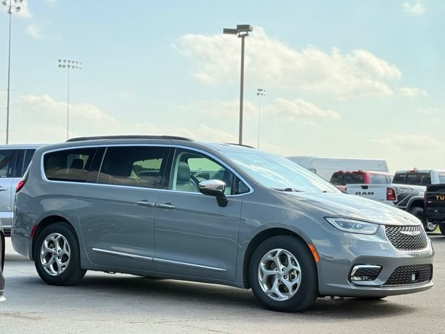 Used 2023 Chrysler Pacifica Limited FWD image 33