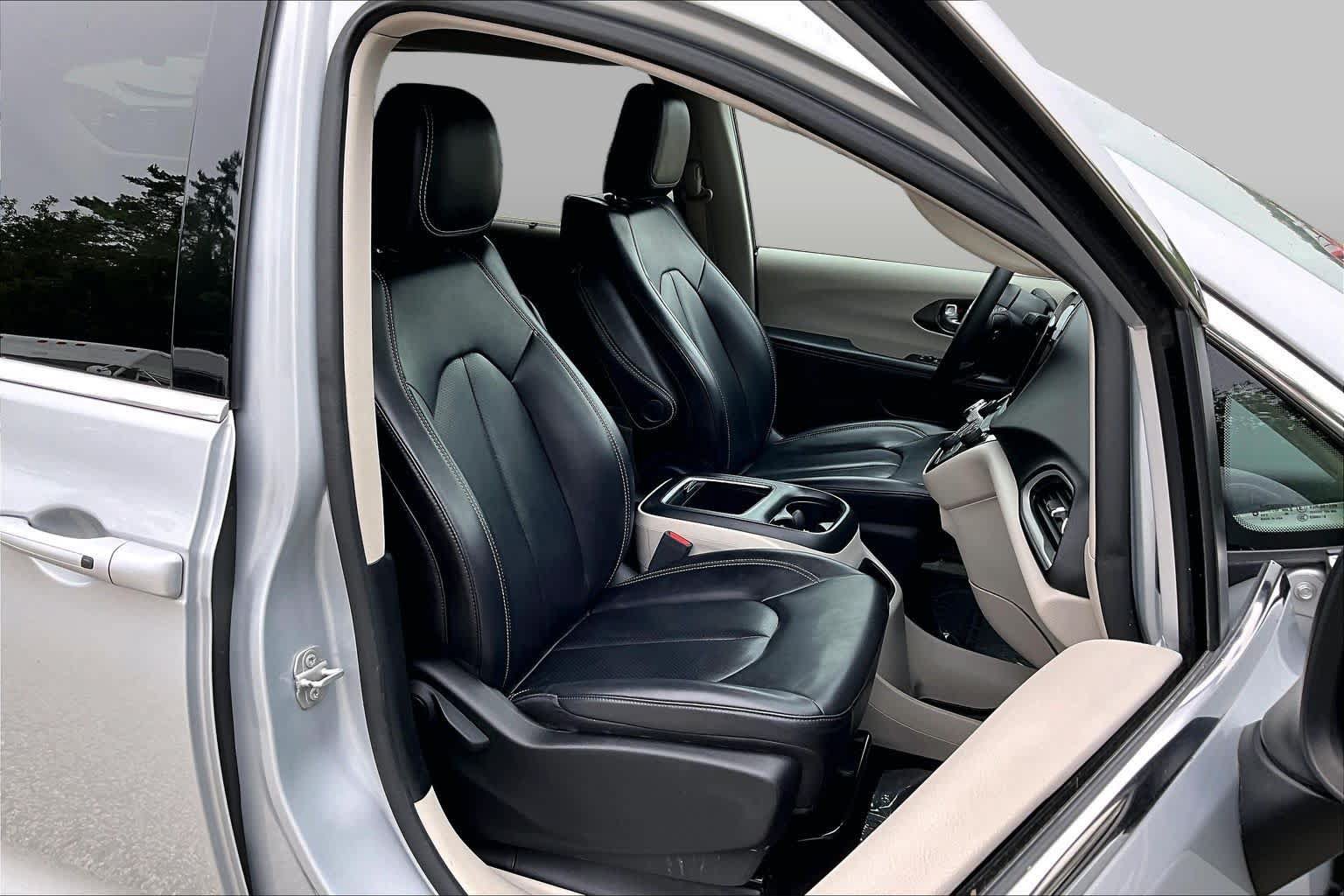Used 2023 Chrysler Pacifica Touring-L FWD image 8