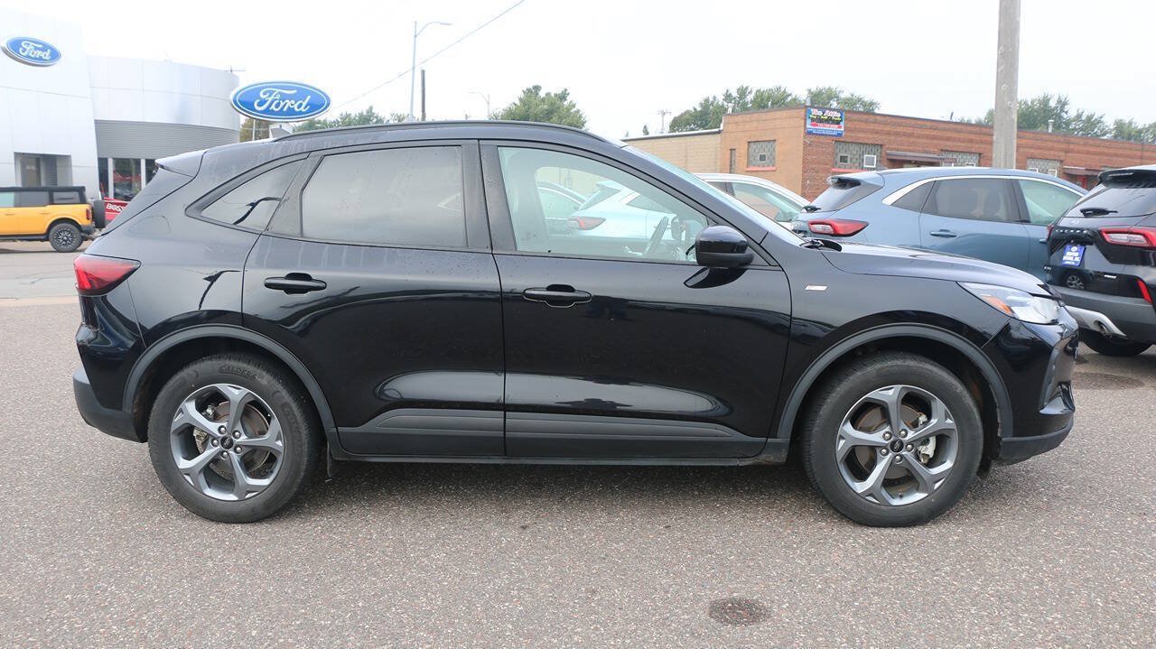 Certified 2025 Ford Escape ST-Line Select AWD/4WD image 3
