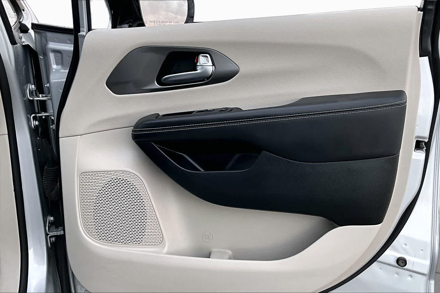 Used 2024 Chrysler Pacifica Touring-L FWD image 22