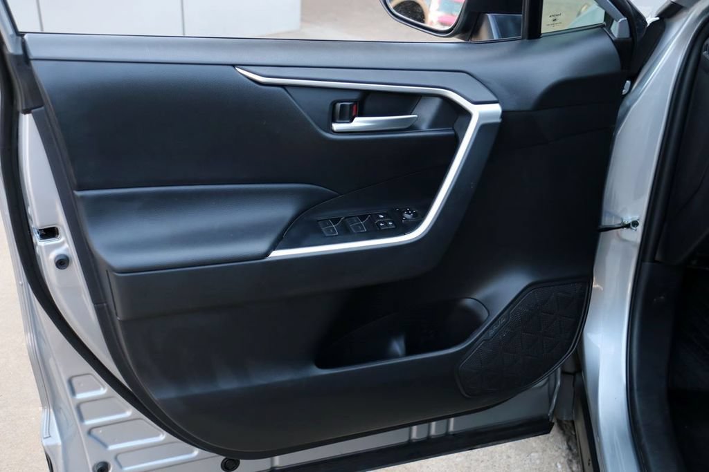 Used 2025 Toyota RAV4 XLE AWD/4WD image 15