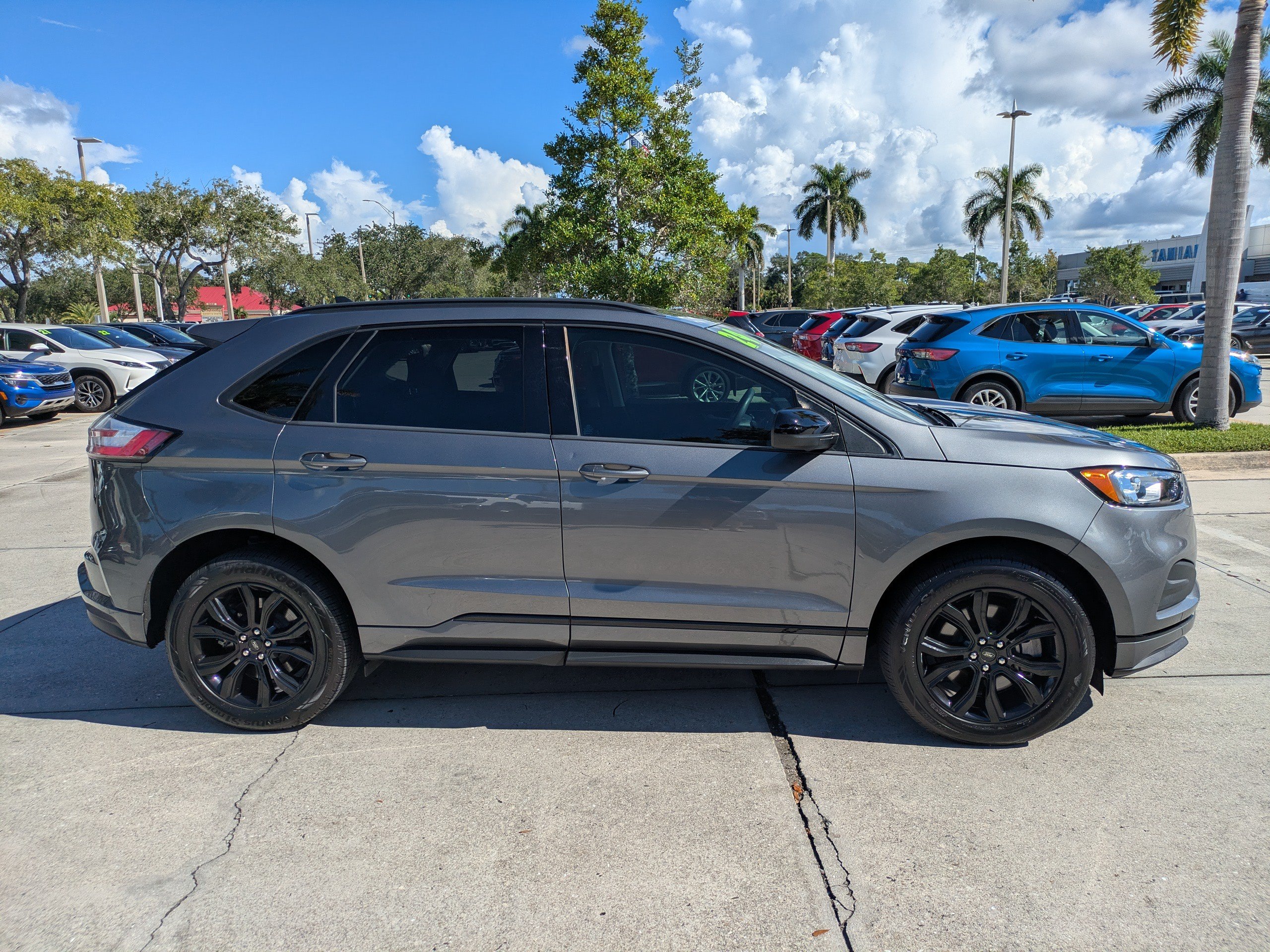 Certified 2024 Ford Edge SE w/ Black Appearance Package AWD/4WD image 3