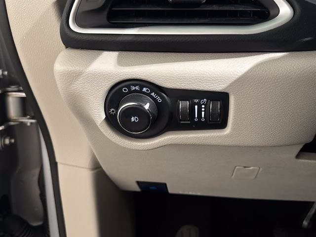 Used 2023 Chrysler Pacifica Touring-L FWD image 18