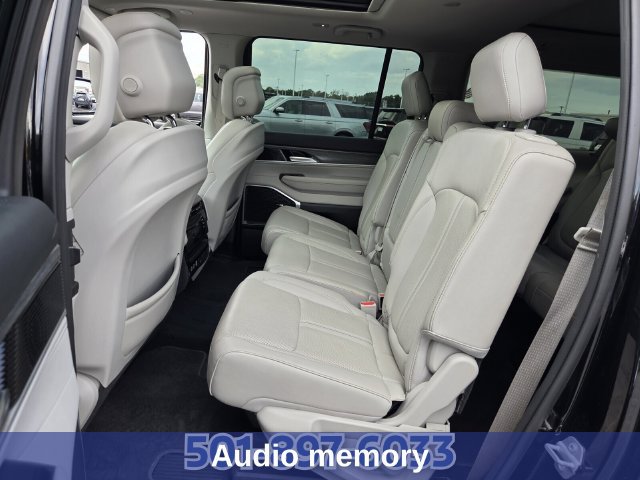 Used 2023 Jeep Wagoneer L Series II w/ Premium Group I AWD/4WD image 11