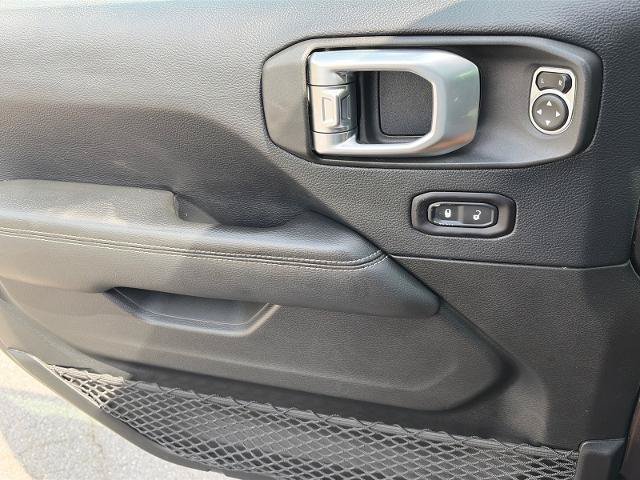 Used 2018 Jeep Wrangler Unlimited Sahara AWD/4WD image 16