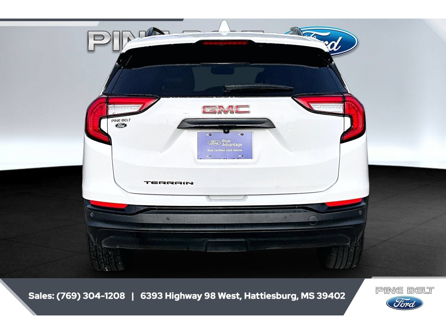 Used 2022 GMC Terrain SLT w/ Tech Package FWD image 4