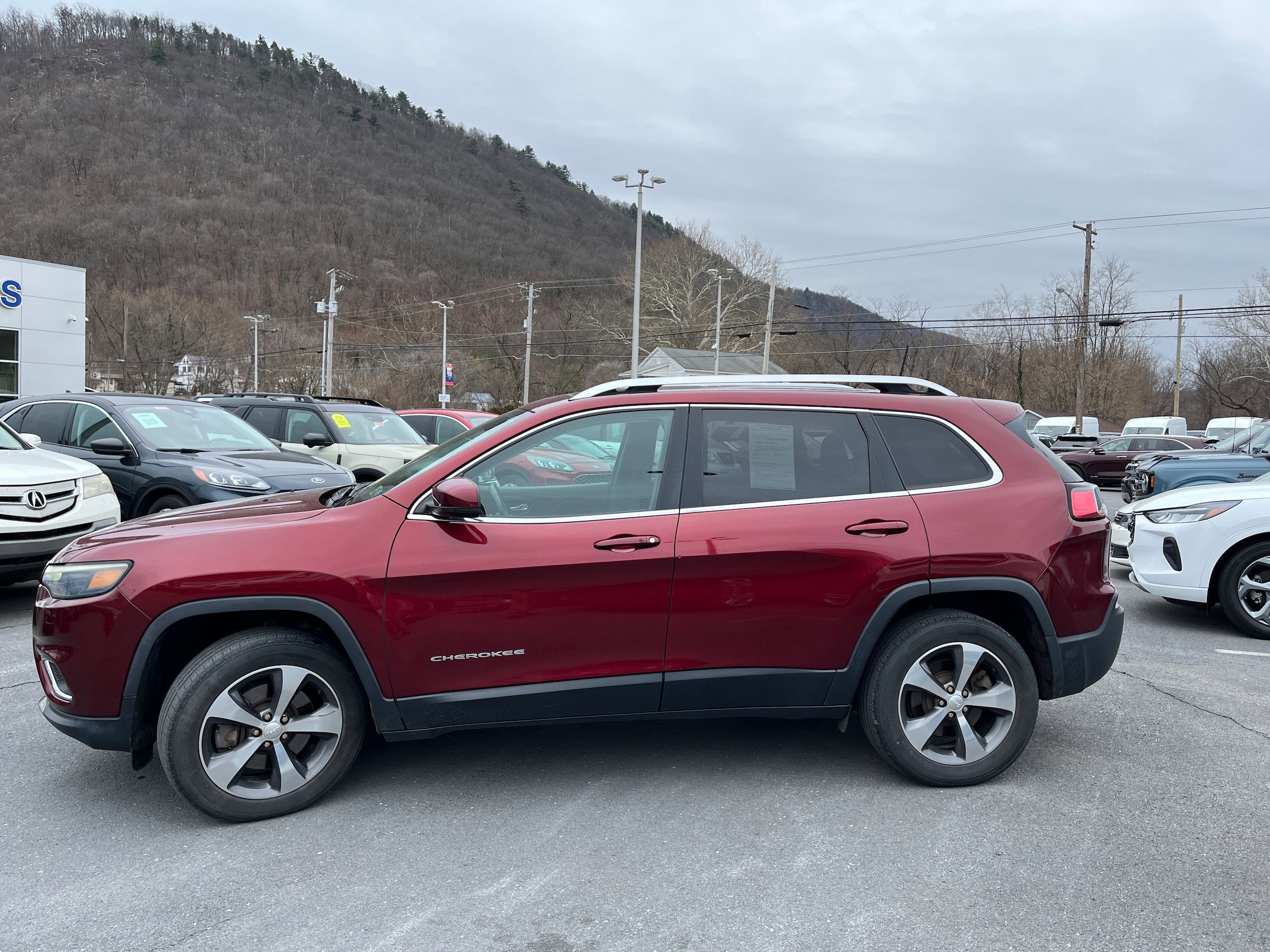 Used 2019 Jeep Cherokee Limited AWD/4WD image 3