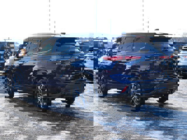 Used 2022 Toyota Highlander XLE image 3