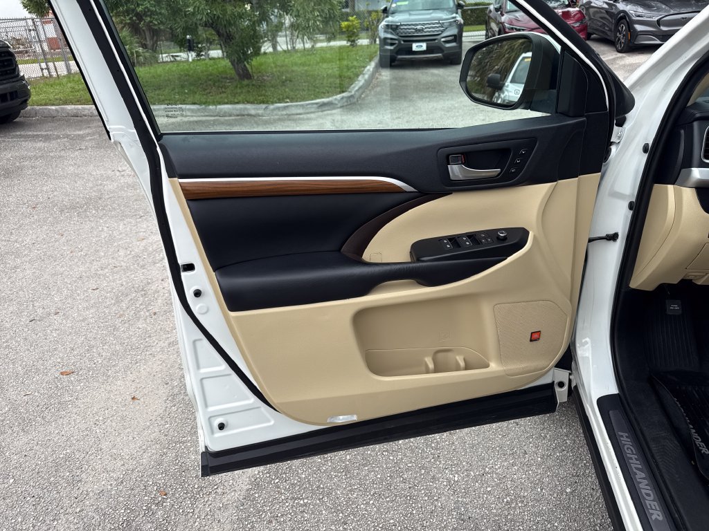 Used 2019 Toyota Highlander Limited AWD/4WD image 15