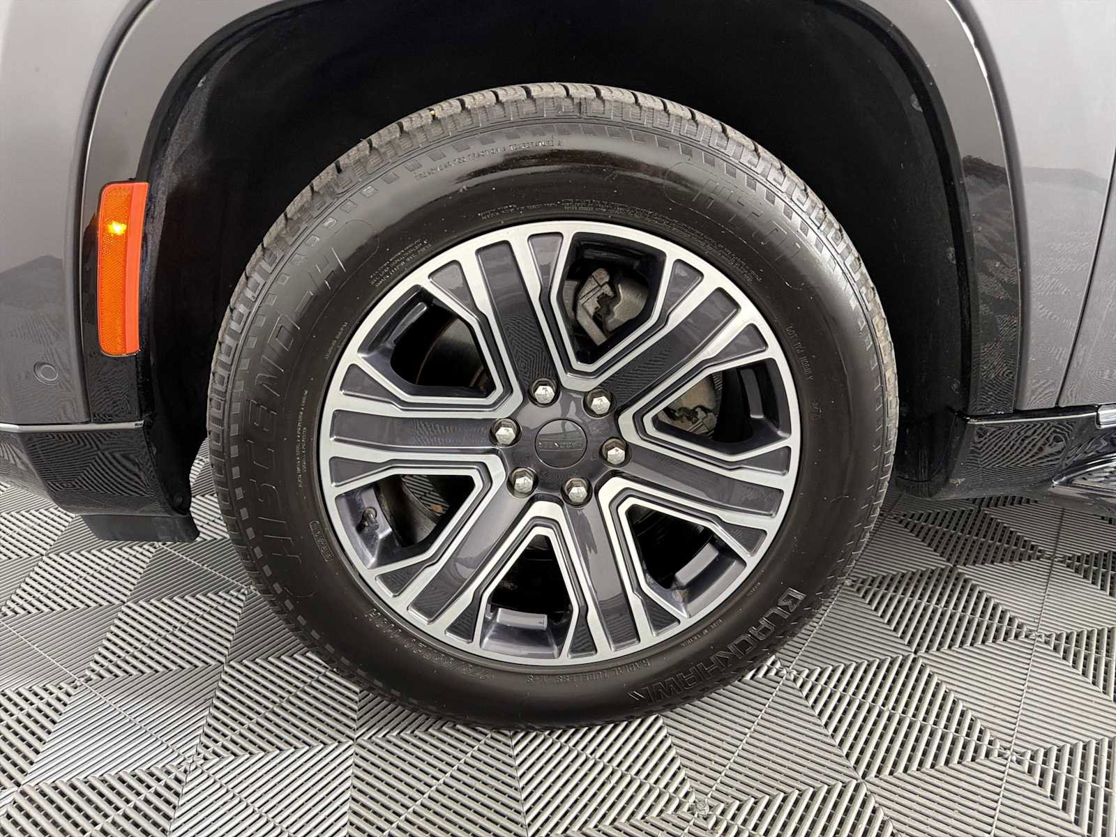 Used 2023 Jeep Wagoneer L Series II AWD/4WD image 10